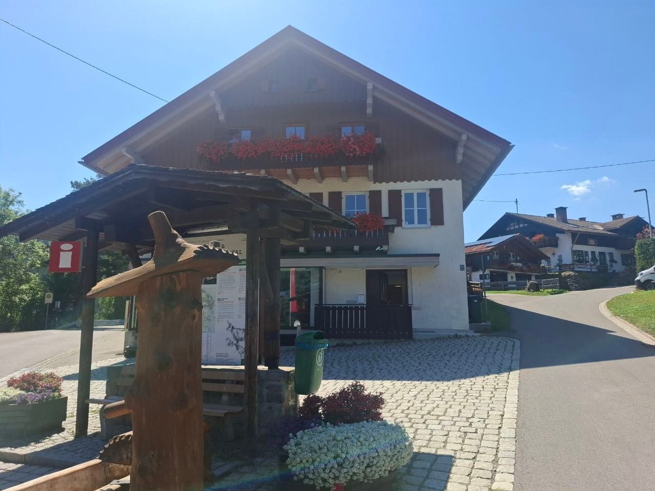 Unser Haus mit Blumenbalkonen an der Dorfstraße in Gunzesried