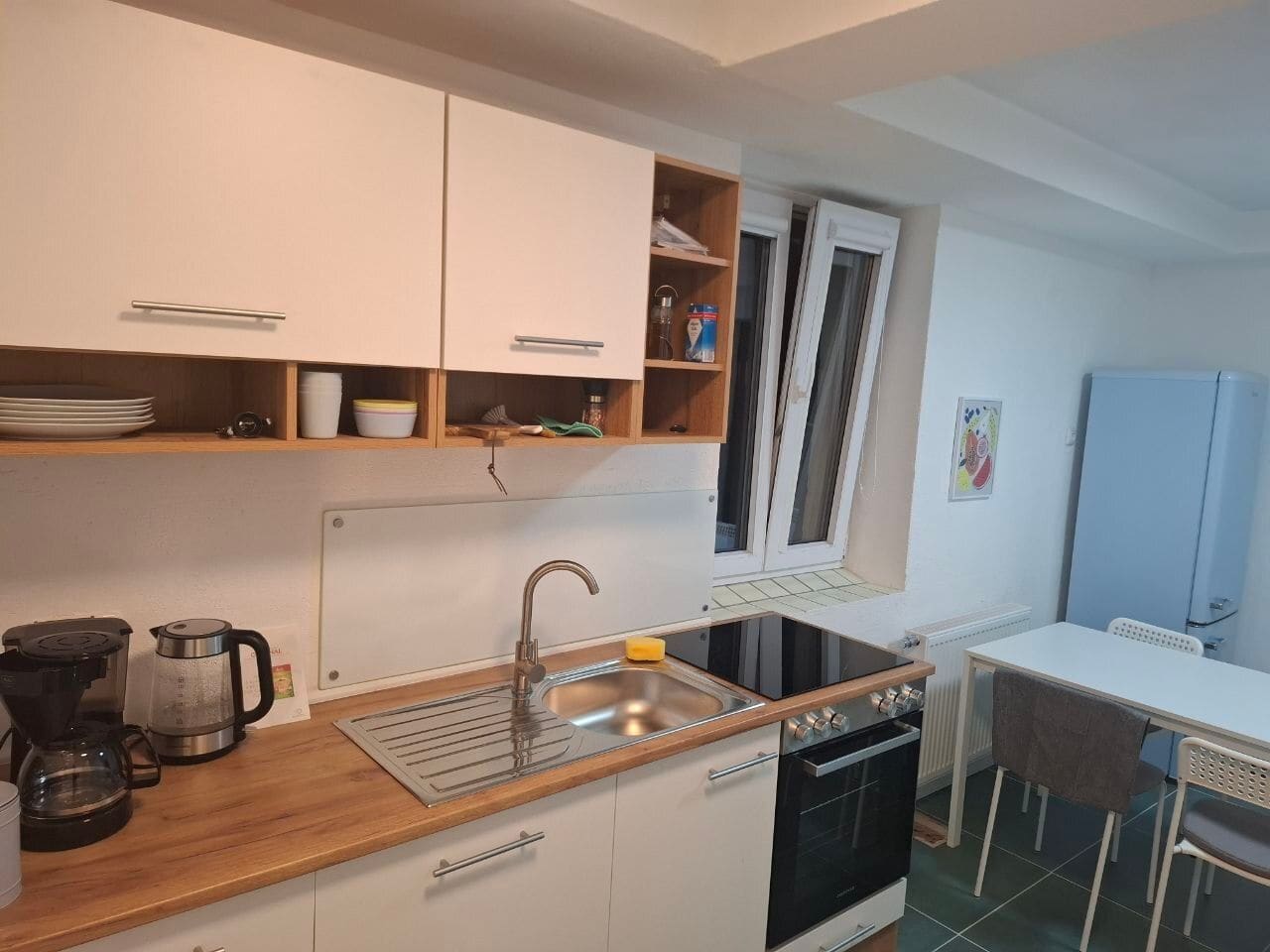 Küchenzeile mit Spüle, Kochfeld, Backofen und Kühlschrank