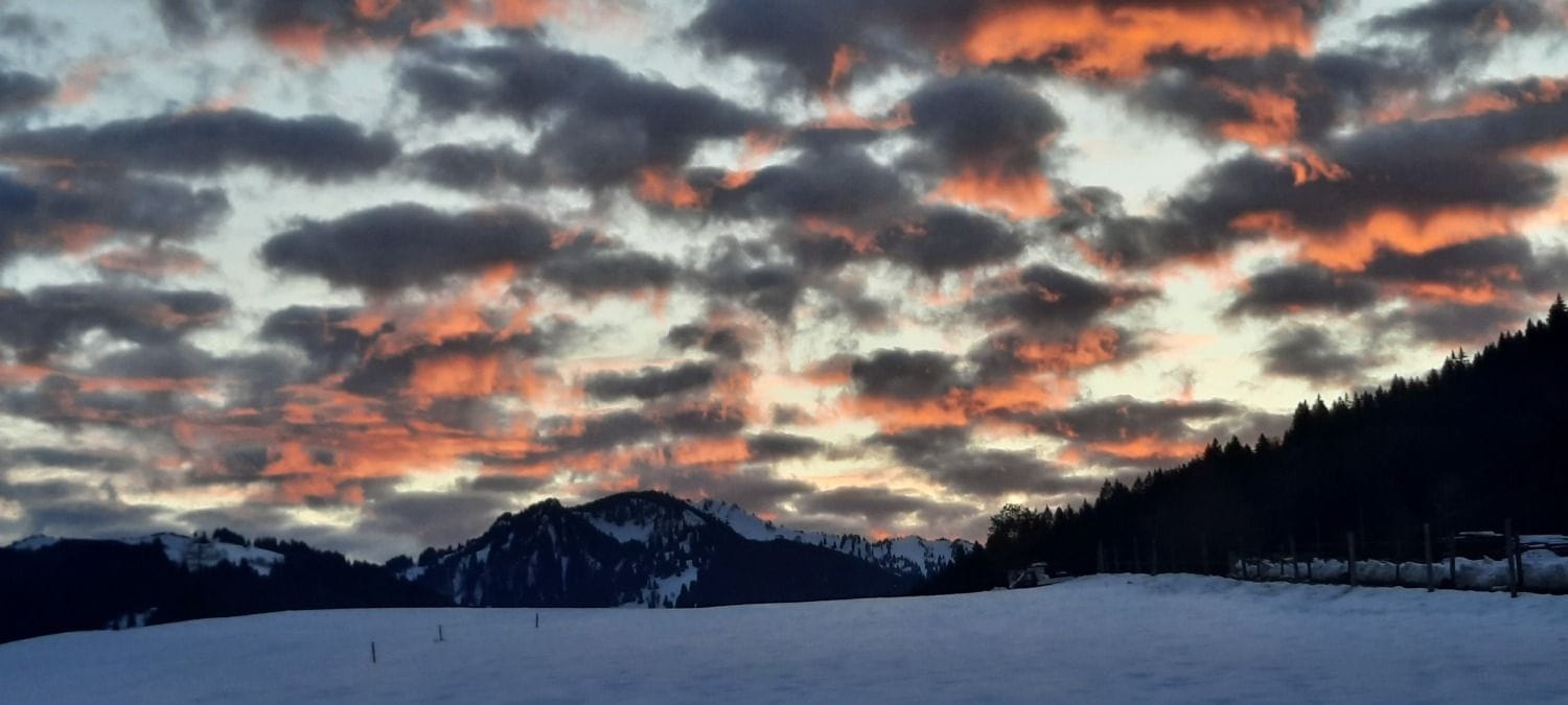 Abendrot über den verschneiten Bergen
