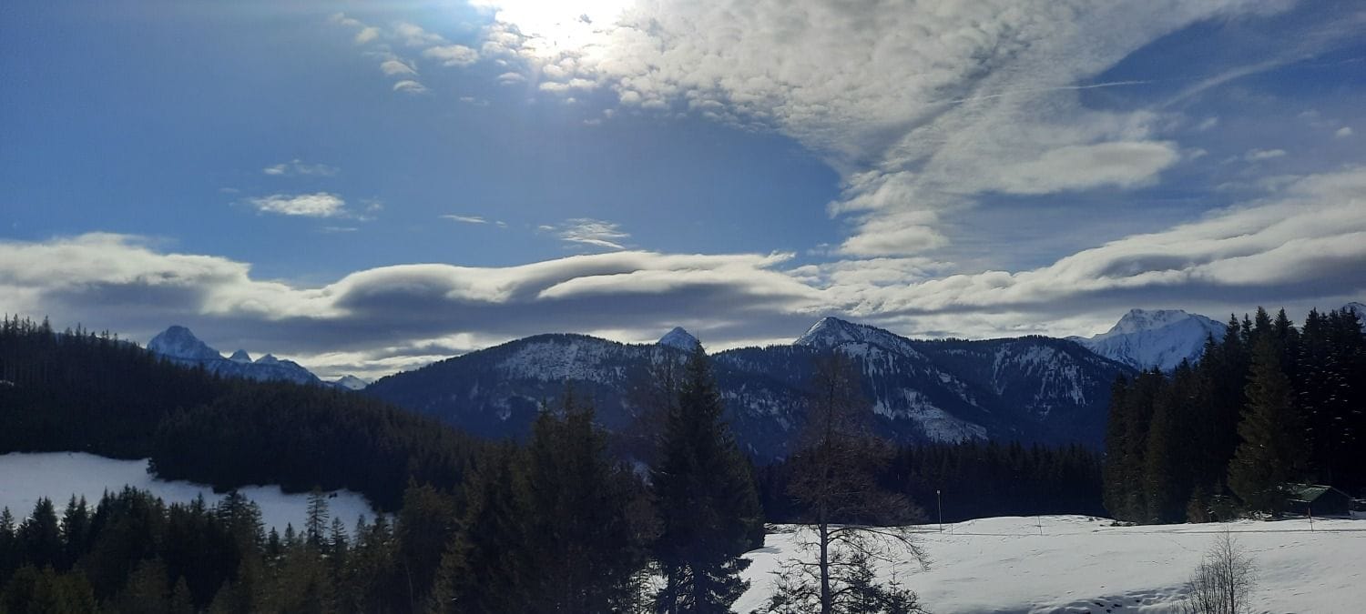 Winterpanorama mit verschneiten Gipfeln im Allgäu