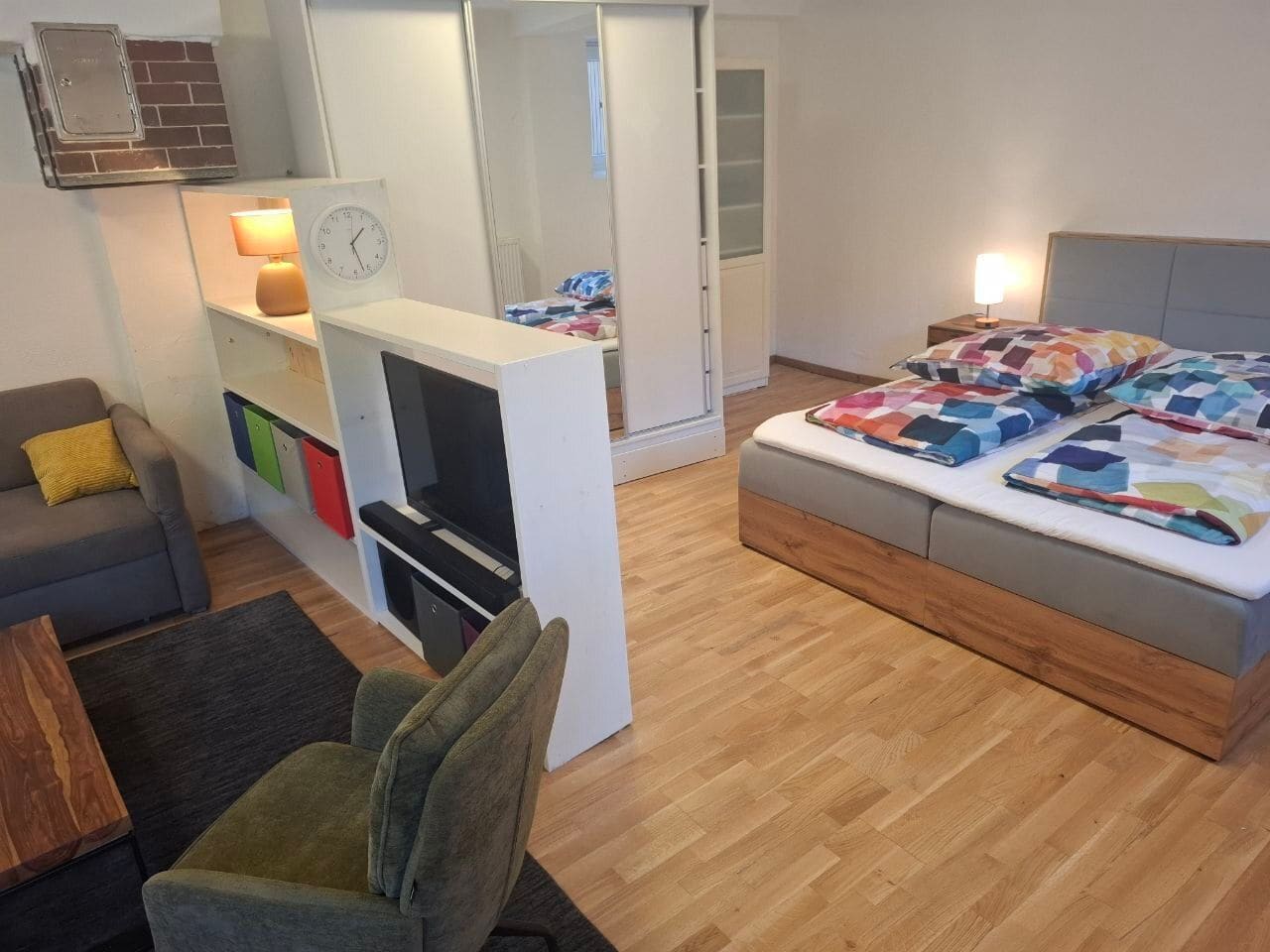 Schlafbereich mit Schrankwand, TV und Doppelbett