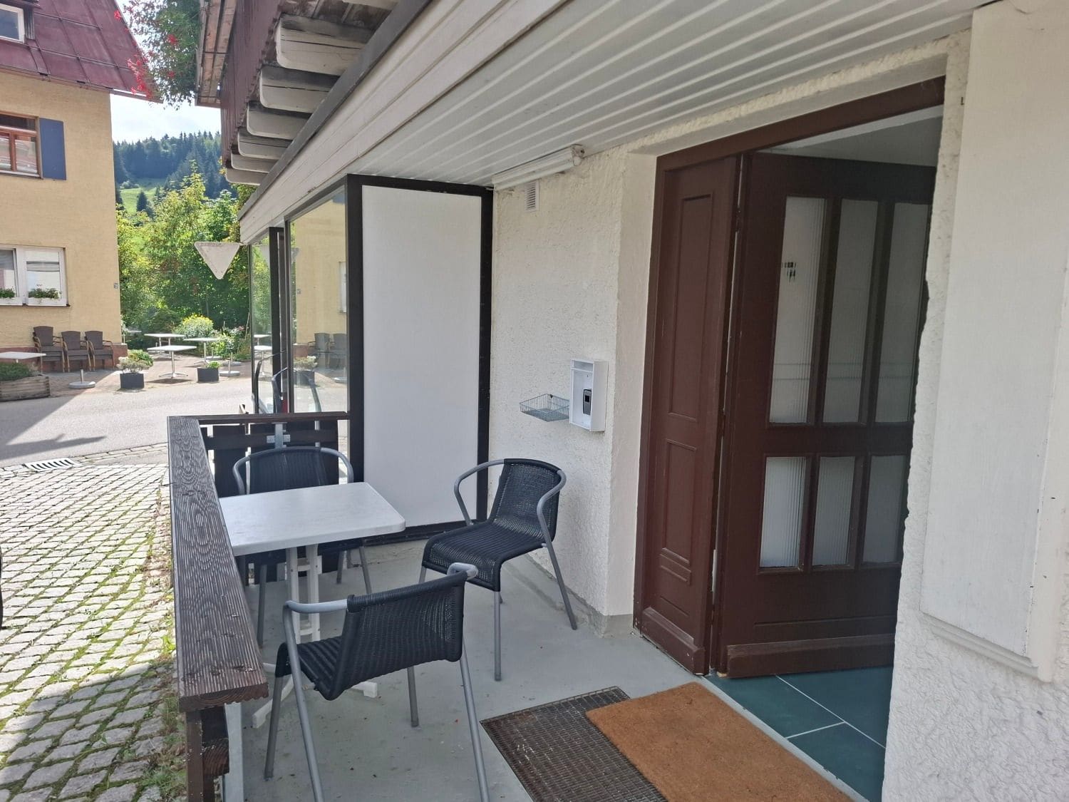 Terrasse mit Sitzgruppe und dem eigenen, ebenerdigen Eingang der Ferienwohnung