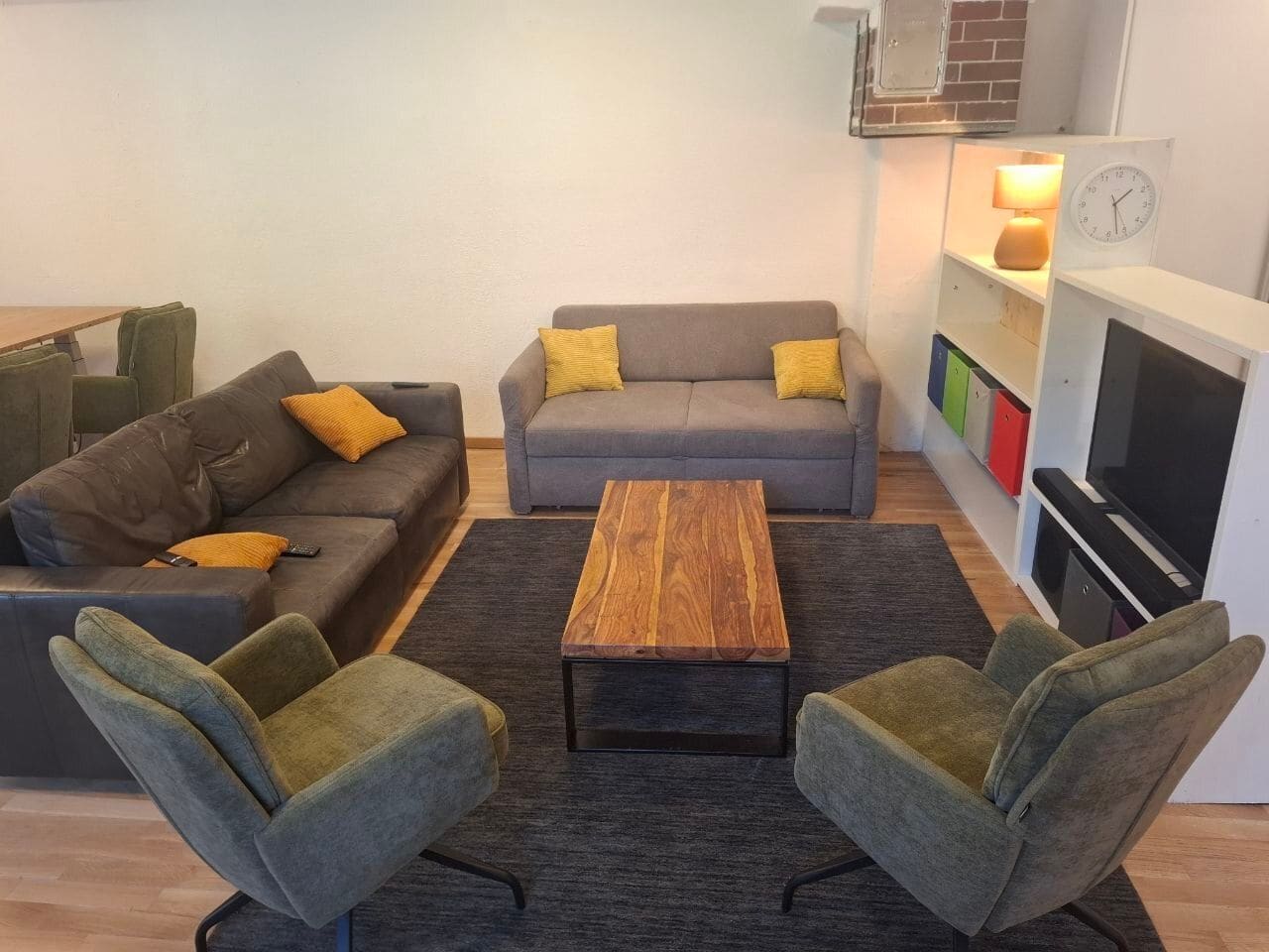 Wohnbereich mit Ledersofa, zwei Sesseln und Couchtisch